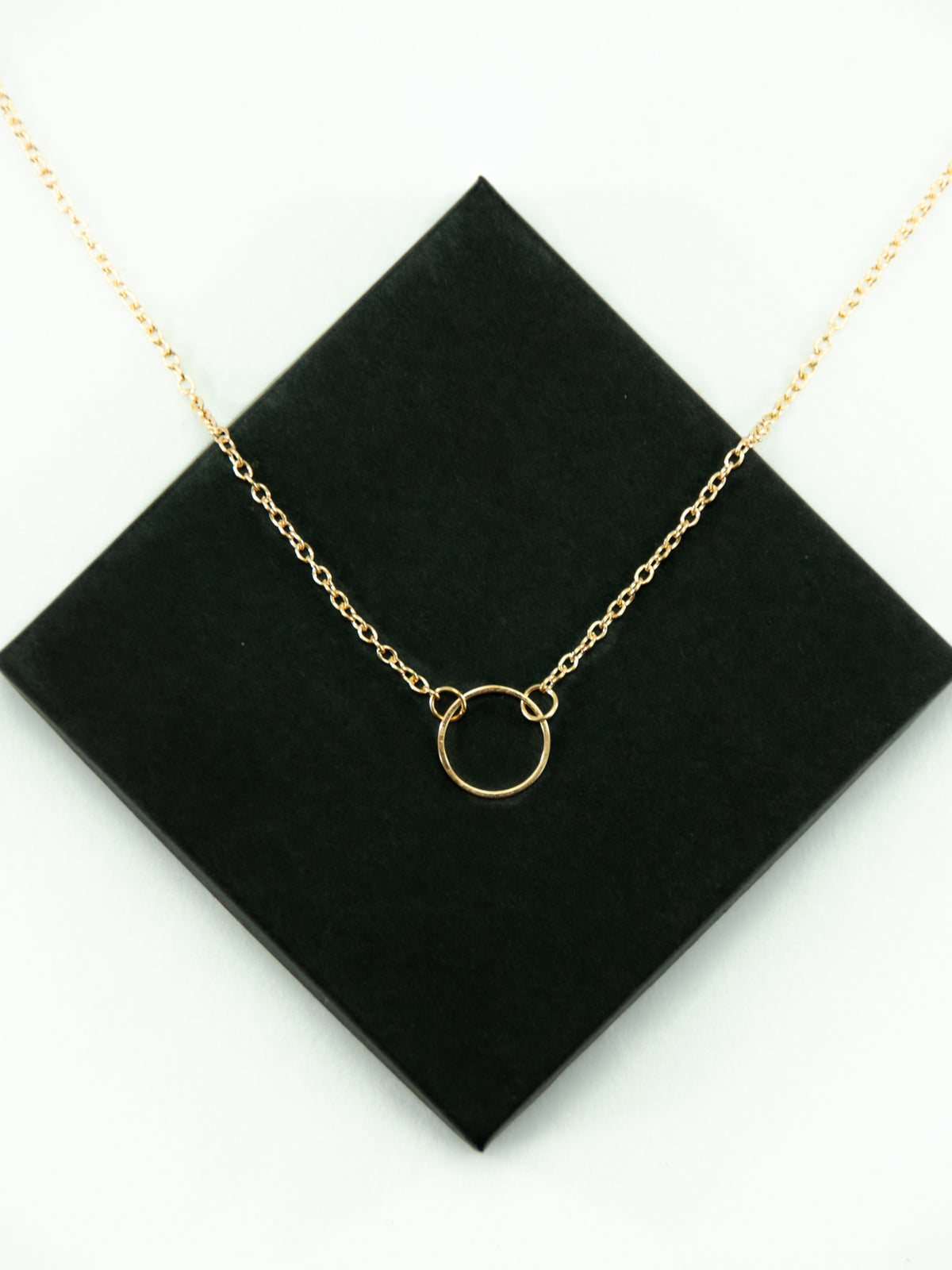 gold chain circle pendant necklace
