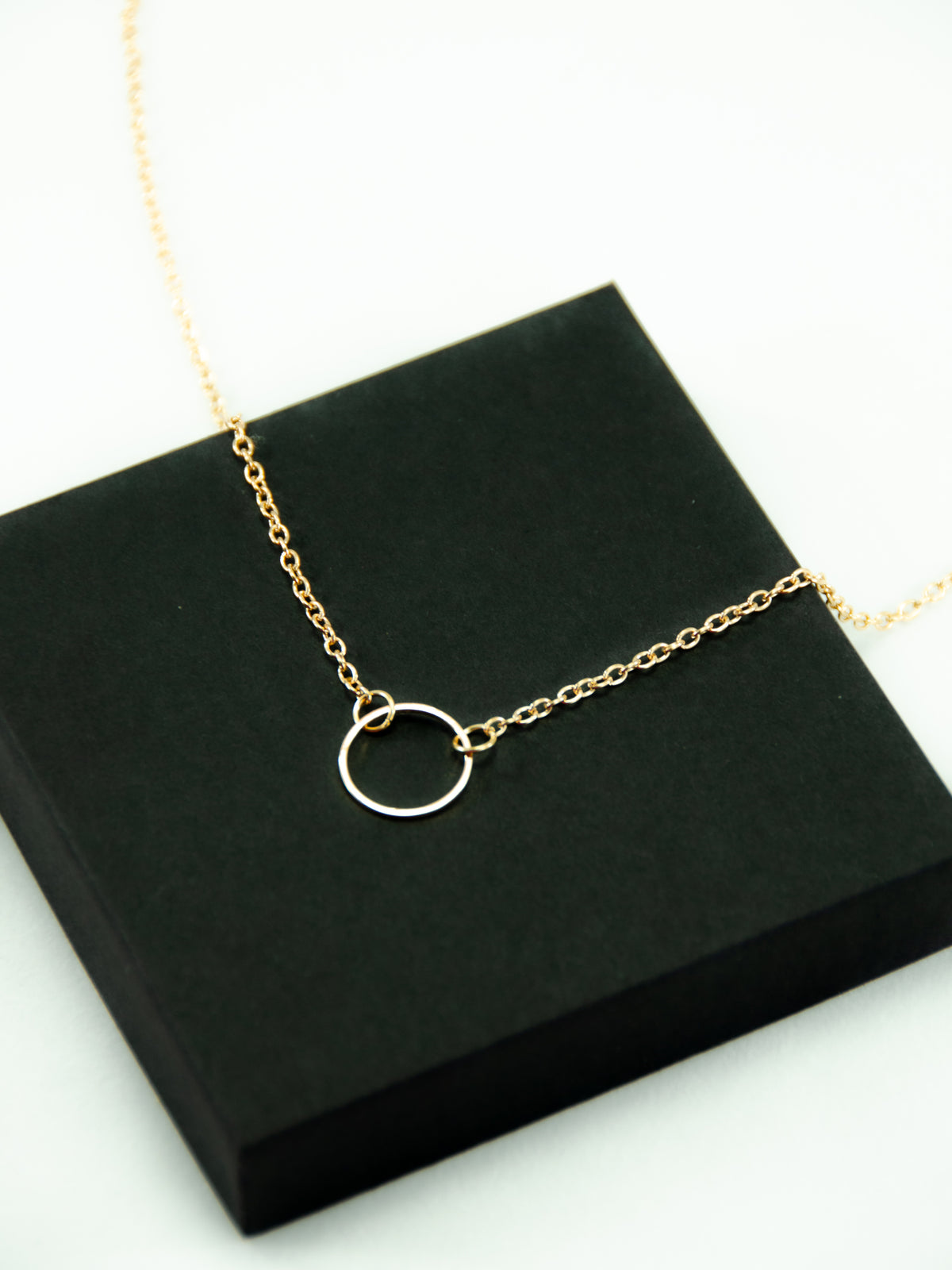 gold chain circle pendant necklace